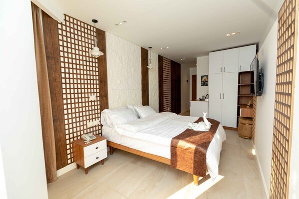 6 bedrooms, iron/ironing board, Internet, bed sheets