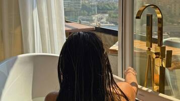 Tina de hidromasaje, secadora de cabello, bidet, toallas