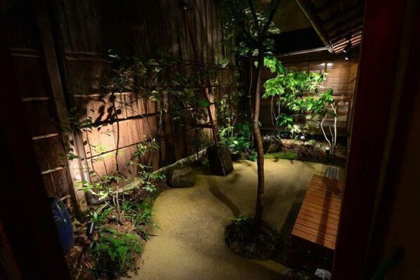 المنطقة المحيطة بالمنشأة