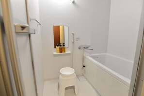 Bathroom - Dozen Ryokan. over 100 years old.Cafe on the ground floor.550m from JR Kyoto station. (Kyoto)