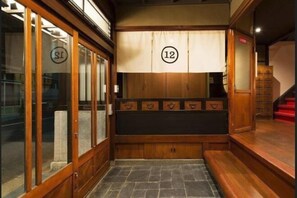 Lobby - Dozen Ryokan. over 100 years old.Cafe on the ground floor.550m from JR Kyoto station. (Kyoto)