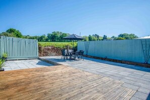 Unclassified image, 2 of 8, button - Larkfield - 3 Bedroom Holiday Home - Penally (Tenby)