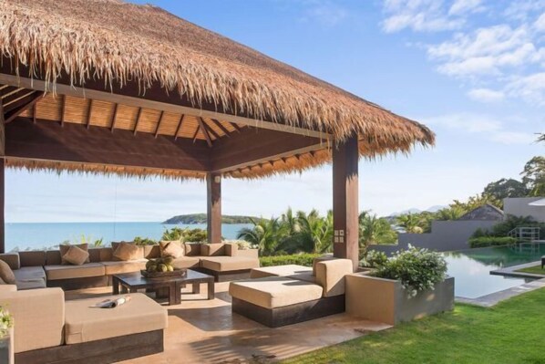 สระว่ายน้ำกลางแจ้ง