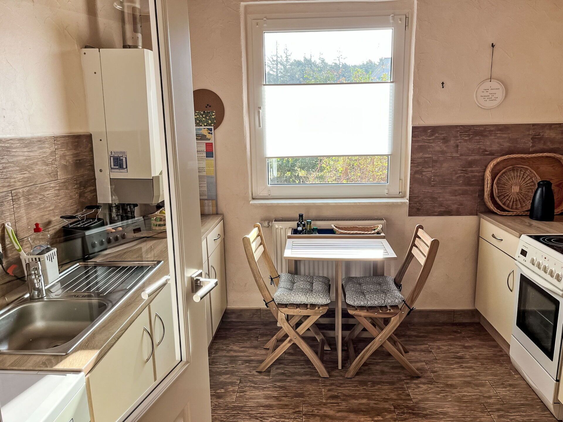 Una cocina compacta con comedor, ventana y vistas al exterior.