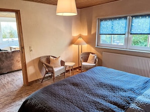 2 bedrooms, travel crib