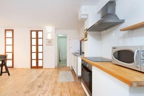 Room - Stylish Apt w/ Charming Balcony in the Very Center (Tel Aviv)