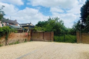 Garden - aa Stay Ltd - 2 bedroom Apartment for Contractors and Holidays Stay in Aylesbury (Aylesbury)