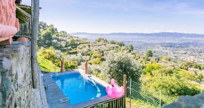 Beautiful villa with WIFI, private pool, A/C, TV, patio, pets allowed and panoramic view