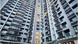 Un edificio de gran altura con varios pisos, que presenta un diseño arquitectónico moderno con balcones y ventanas amplias.