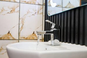 Room - T-Square Residence Makepe (Douala)