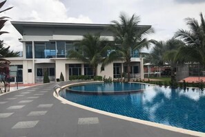 Hồ bơi ngoài trời