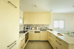 Room - Skyline 1BR Apartment with City and Sea View (Herzliya)