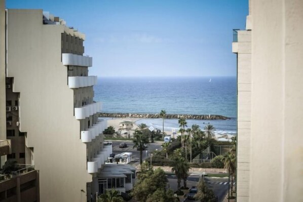 Room - Skyline 1BR Apartment with City and Sea View (Herzliya)