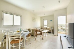 Room - Skyline 1BR Apartment with City and Sea View (Herzliya)