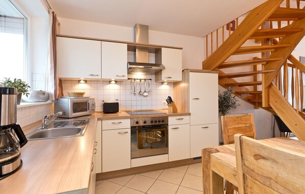 ثلاجة، موقد طهي مسطح، غسالة أطباق، ماكينة لصنع القهوة/الشاي