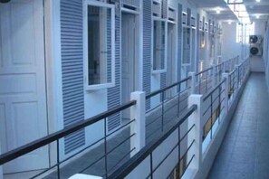 المنشأة من الداخل