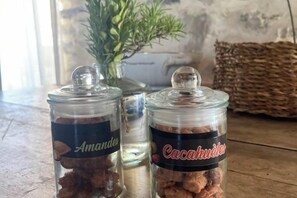 Dos frascos de vidrio con tapas, uno etiquetado como 'Amanda' y el otro como 'Cacahuetes'.