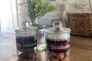 Dos frascos de vidrio con tapas, uno etiquetado como 'Amanda' y el otro como 'Cacahuetes'.