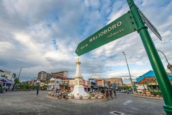 A street sign with 'MALIBOBO' and '800 M' indicating distance. - RedDoorz at Greenhouse Tegalwaras Palagan (Ngaglik)