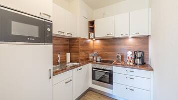 Køleskab, kogeplade, opvaskemaskine, kaffe-/temaskine