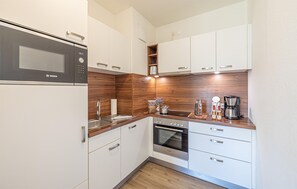 Refrigerador, parrilla de estufa, lavavajillas y cafetera y tetera 