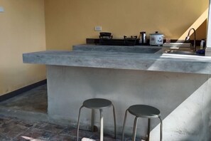 Private kitchen - Baan Namthip Homestay Trang บ้านน้าทิพย์ โฮมสเตย์ตรัง (Sikao)