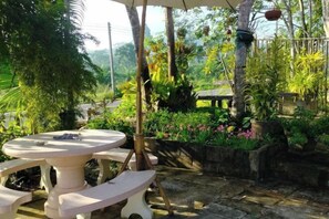 Outdoor dining - Baan Namthip Homestay Trang บ้านน้าทิพย์ โฮมสเตย์ตรัง (Sikao)