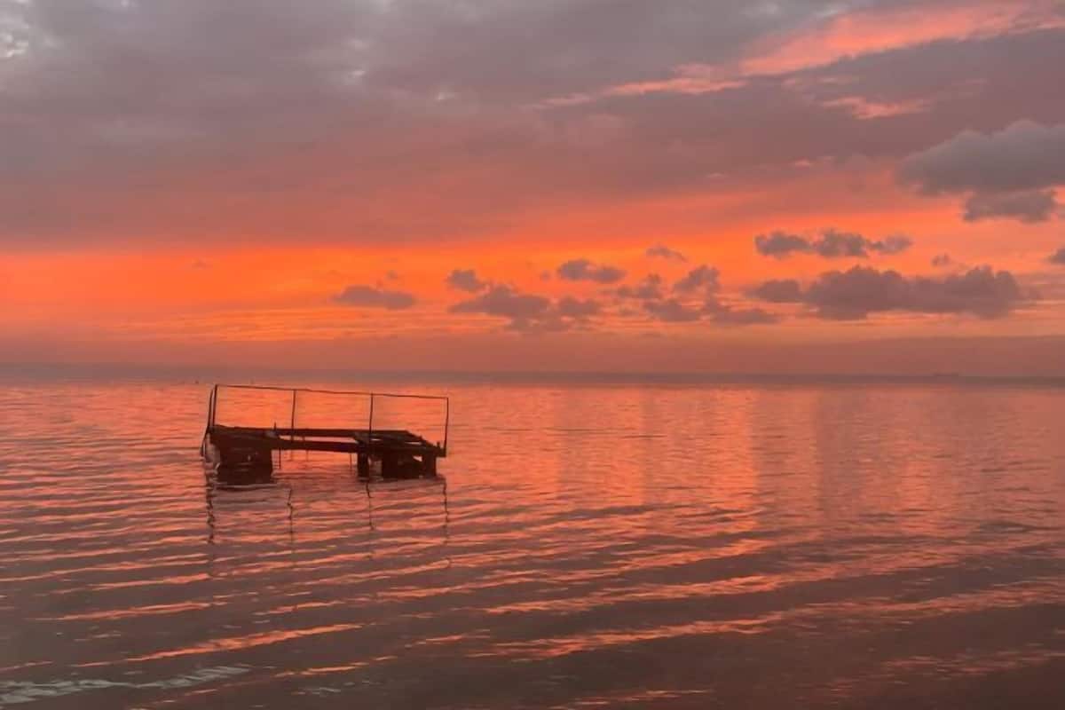 Un barco sobre aguas tranquilas durante el atardecer.
