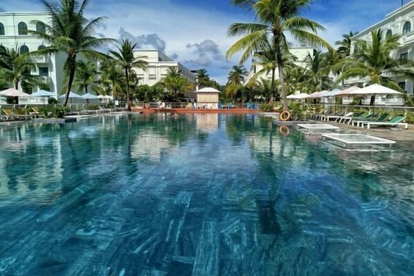 Outdoor pool - Gorgeous 7 bedroom villa near the beach (Phu Quoc Island)