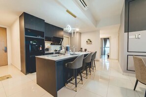 Private kitchen - Mosaic Grand Luxury 3BR w bathtub near Midvalley (Plentong)