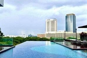 Outdoor pool - Mosaic Grand Luxury 3BR w bathtub near Midvalley (Plentong)