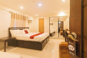 A bedroom with a bed, bedside table, and a mirror. - RedDoorz Premium @ Casa LenidaRose (Angeles)