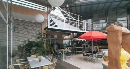 RedDoorz Premium @ Casa LenidaRose