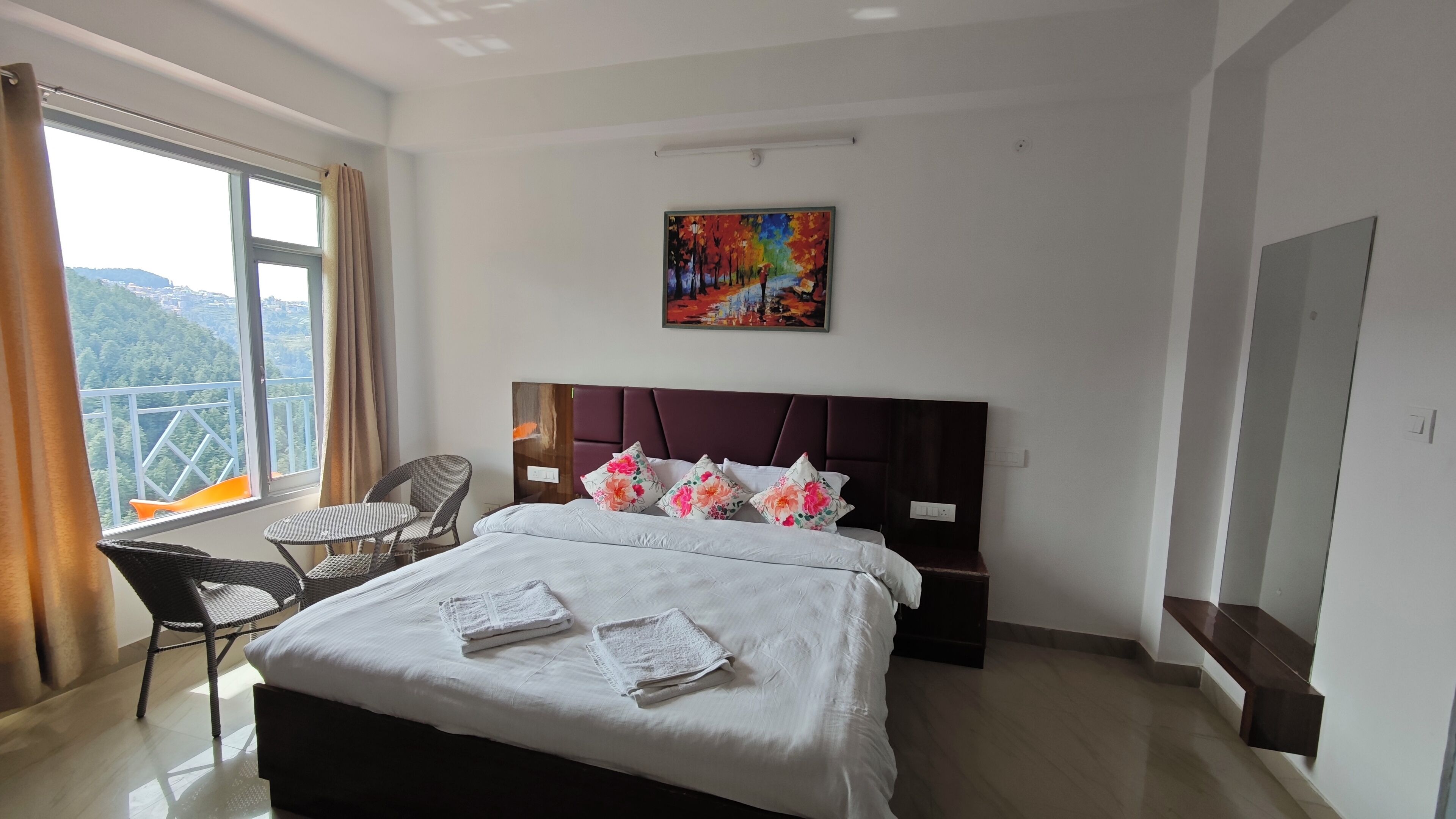 Bureau, espace de travail pour ordinateur portable, Wi-Fi gratuit