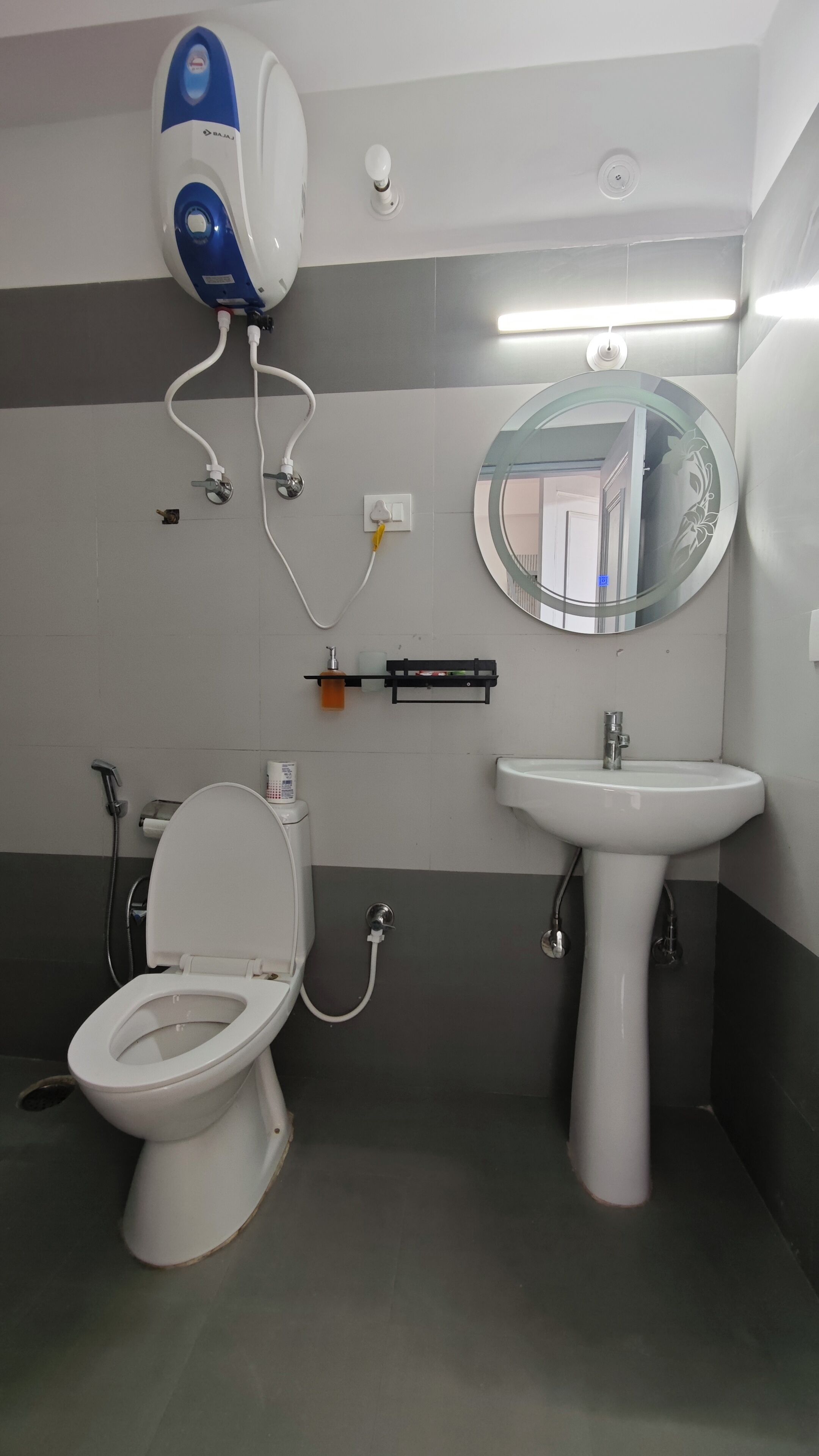 Un baño con inodoro, lavabo y espejo.