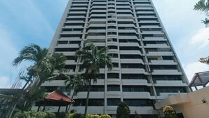 A tall, modern building with multiple balconies and a flat roof. - Winland JY7 Cebu by RedDoorz (Cebu City)