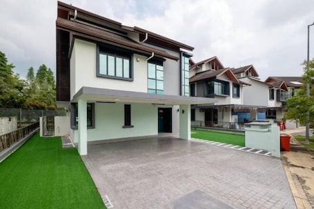 Exterior. Bungalow Putrajaya 15Pax w Private Pool Gathering