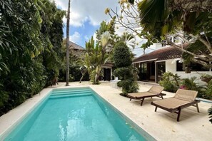 Outdoor pool - White Orchid Villa Seminyak (Bali)