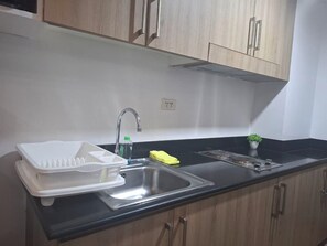 Apartamento standard | Cozinha privada | Geladeira, micro-ondas, cooktop, talheres/pratos/utensílios de cozinha
