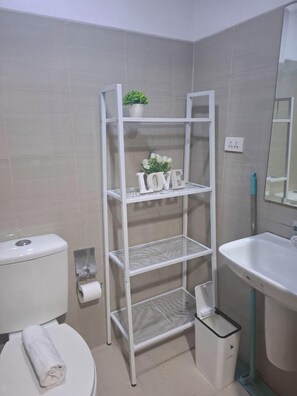 Standard Apartment | Bathroom | Shower, free toiletries, towels, soap