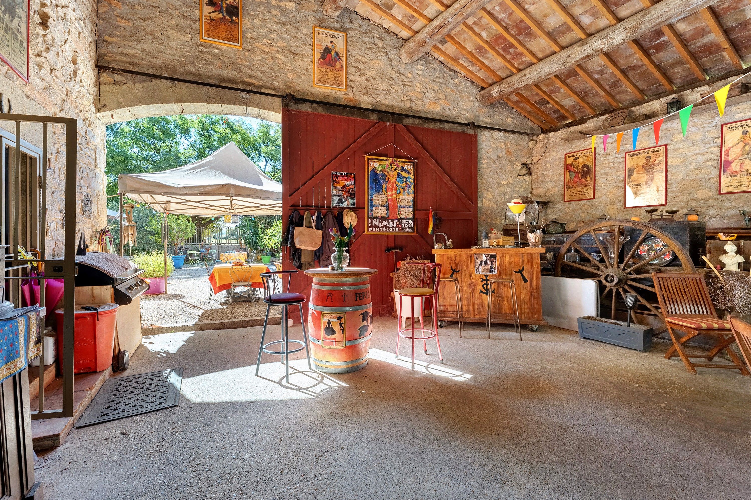 Un interior rústico con una barra de barril de madera, decoración rústica y vistas al exterior.