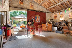 A rustic interior with a wooden barrel bar, rustic decor, and a view of the outdoors. - Guest Room "Little Boudha Room" with Shared Terrace, Wi-Fi, and Air Conditioning (Bernis)