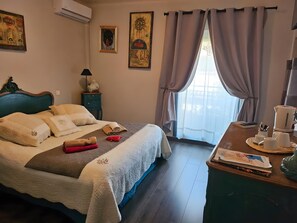 1 bedroom, WiFi, bed sheets - Guest Room "Little Boudha Room" with Shared Terrace, Wi-Fi, and Air Conditioning (Bernis)