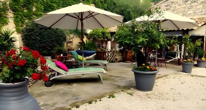 Guest Room 'Chambre Marcel Pagnol' with Shared Terrace, Wi-Fi and Air Conditioning