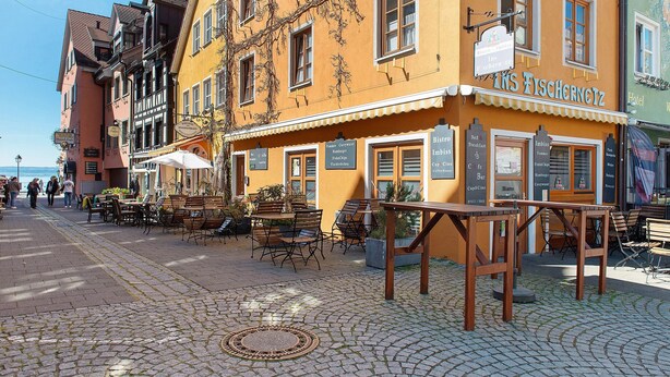 Un edificio con terraza al aire libre y un cartel que dice 'Hotel Fischernetz'.
