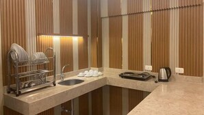Ein modernes Badezimmer mit Waschtisch, Spüle und Handtuchhalter.