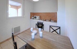 Réfrigérateur, four, plaque de cuisson, cafetière/bouilloire