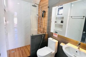 A modern bathroom with a shower, toilet, and sink. - Chiang Khan Kor Pool Villa (Chiang Khan)
