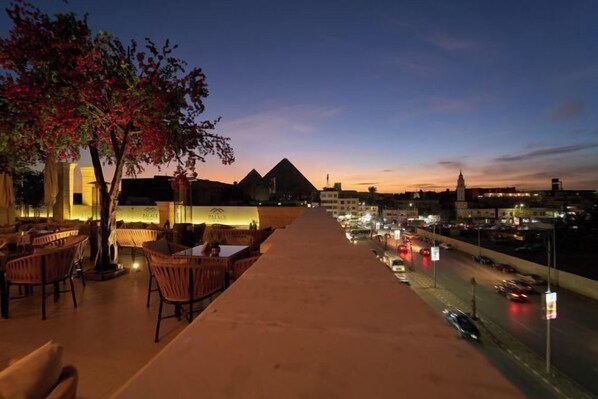 รับประทานอาหารกลางแจ้ง