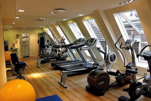 A gym with treadmills, elliptical machines, and exercise balls. - Swissôtel Amsterdam (Amsterdam)